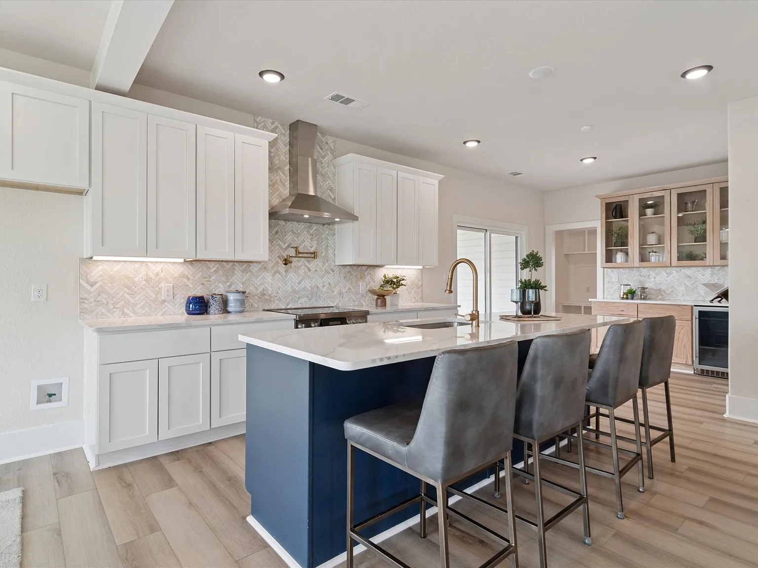 3 bed, 2.5 bath, 2724 sqft, $3,700 — Photo 3