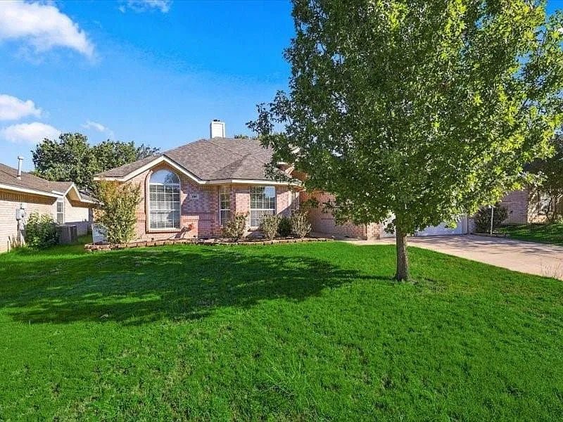 4 bed, 2.0 bath, 1801 sqft, $2,400 — Photo 3