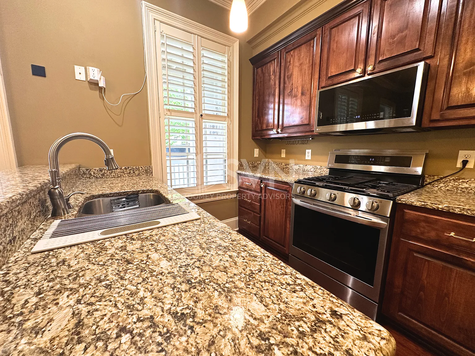2 bed, 2.5 bath, 1850 sqft, $2,400 — Photo 2