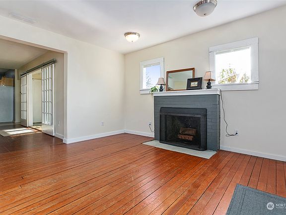 Fireplace in living room>