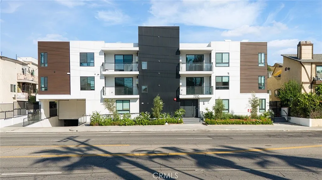 3 bed, 900 sqft, $3,250 — Photo 2