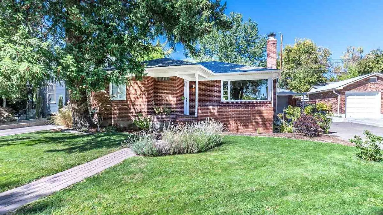 1395 Nixon Ave photo 1