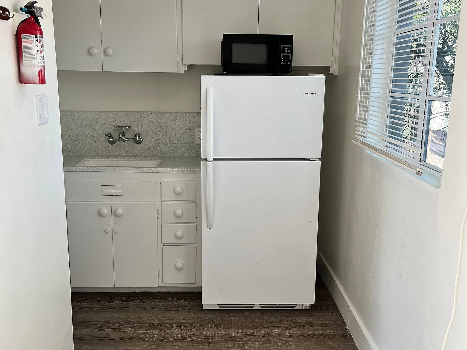 15-33 N Longfellow Ave — Photo 4