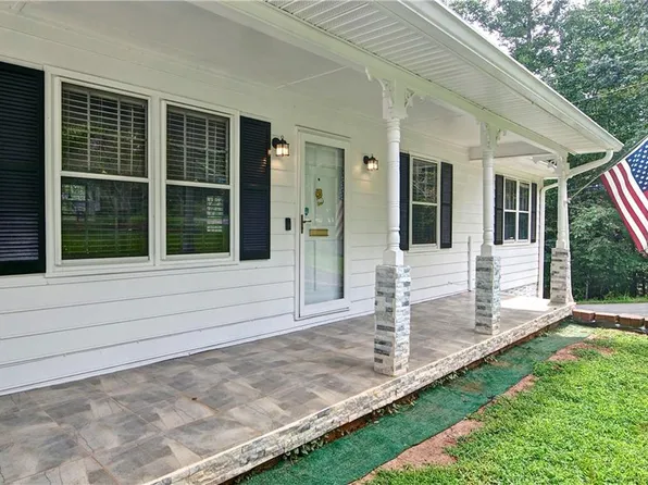 6428 Paradise Point Rd, Flowery Branch, GA 30542