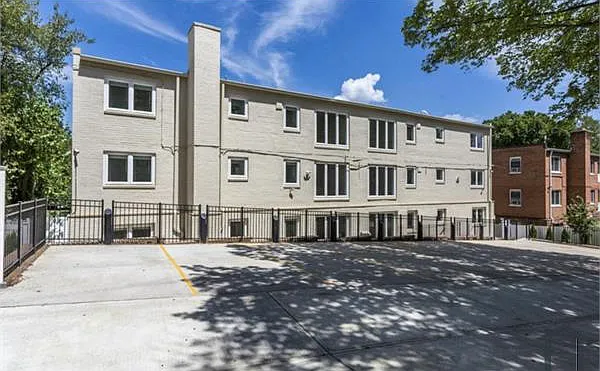 3 bed, 898 sqft, $2,560 — Photo 3