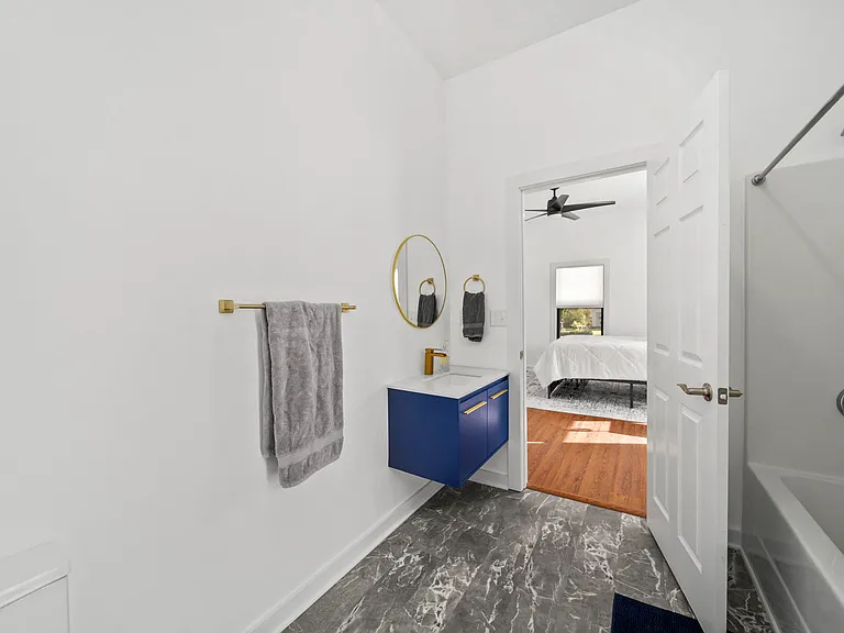 305 W 12th St — Photo 15