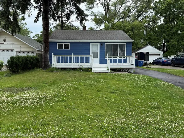 2326 Silver Cir, Waterford, MI 48328