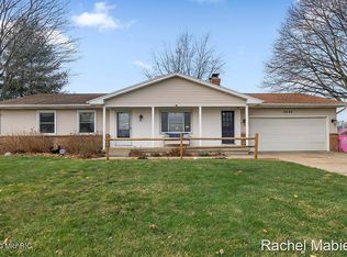 7645 Fairlawn Ave, Jenison, MI 49428