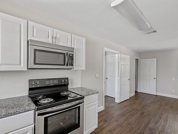 3rd image of 821 Ronald St