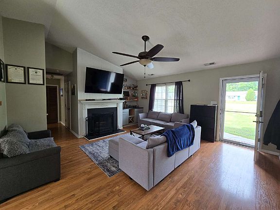 4th image of 204 Winterberry Ct