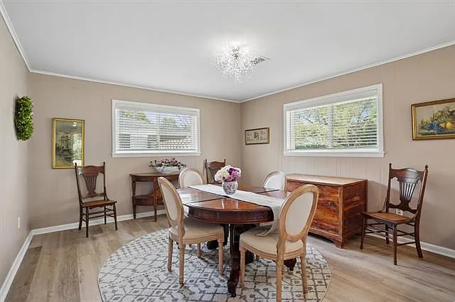 102 N Dabney Dr — Photo 6