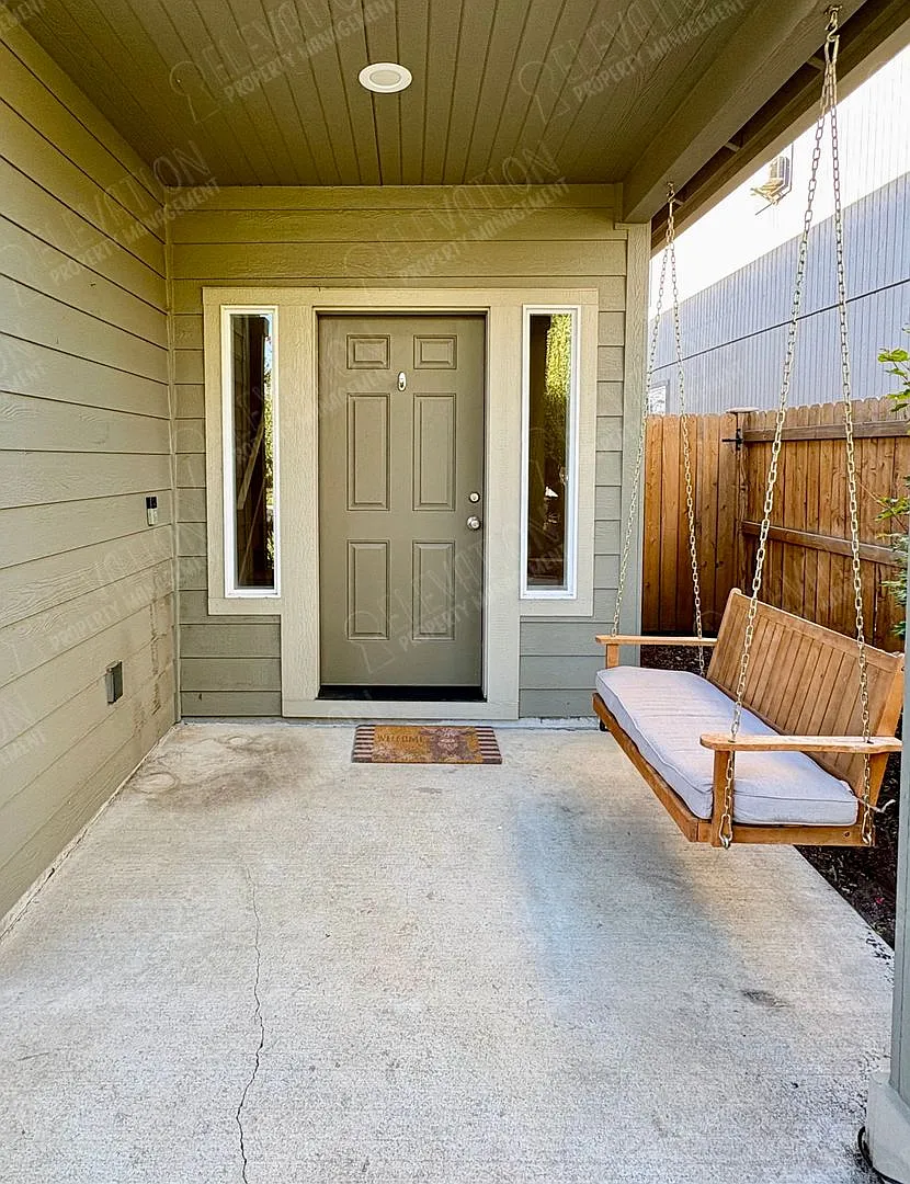 Spacious 3-Bedroom Home with Canal Access & Mountain Views — Photo 2