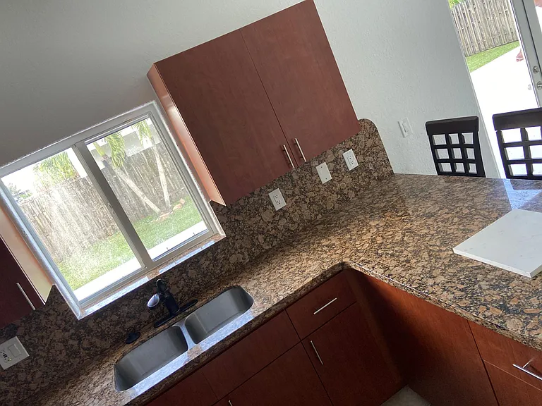 184 Eureka Dr — Photo 6