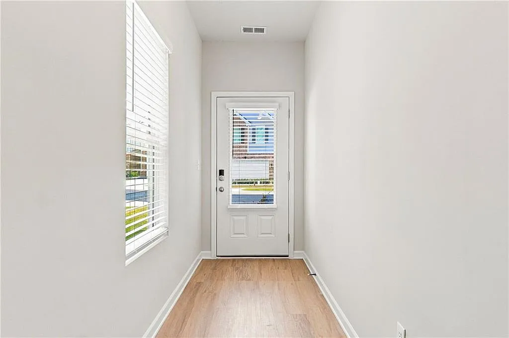 4 bed, 2.5 bath, 1805 sqft, $2,400 — Photo 3