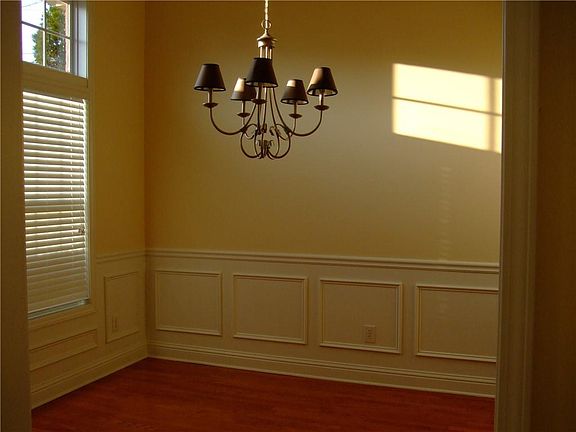5th image of 943 Town Square Ct