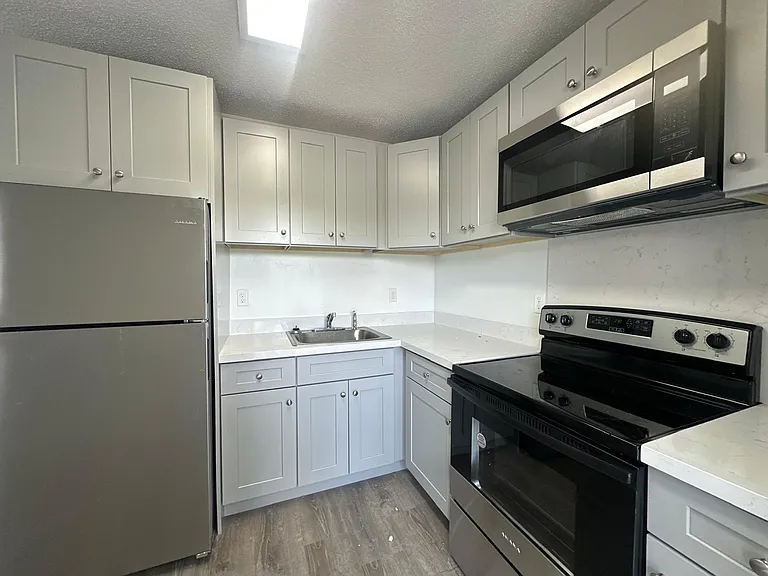 2401 NW 9th Ave — Photo 6