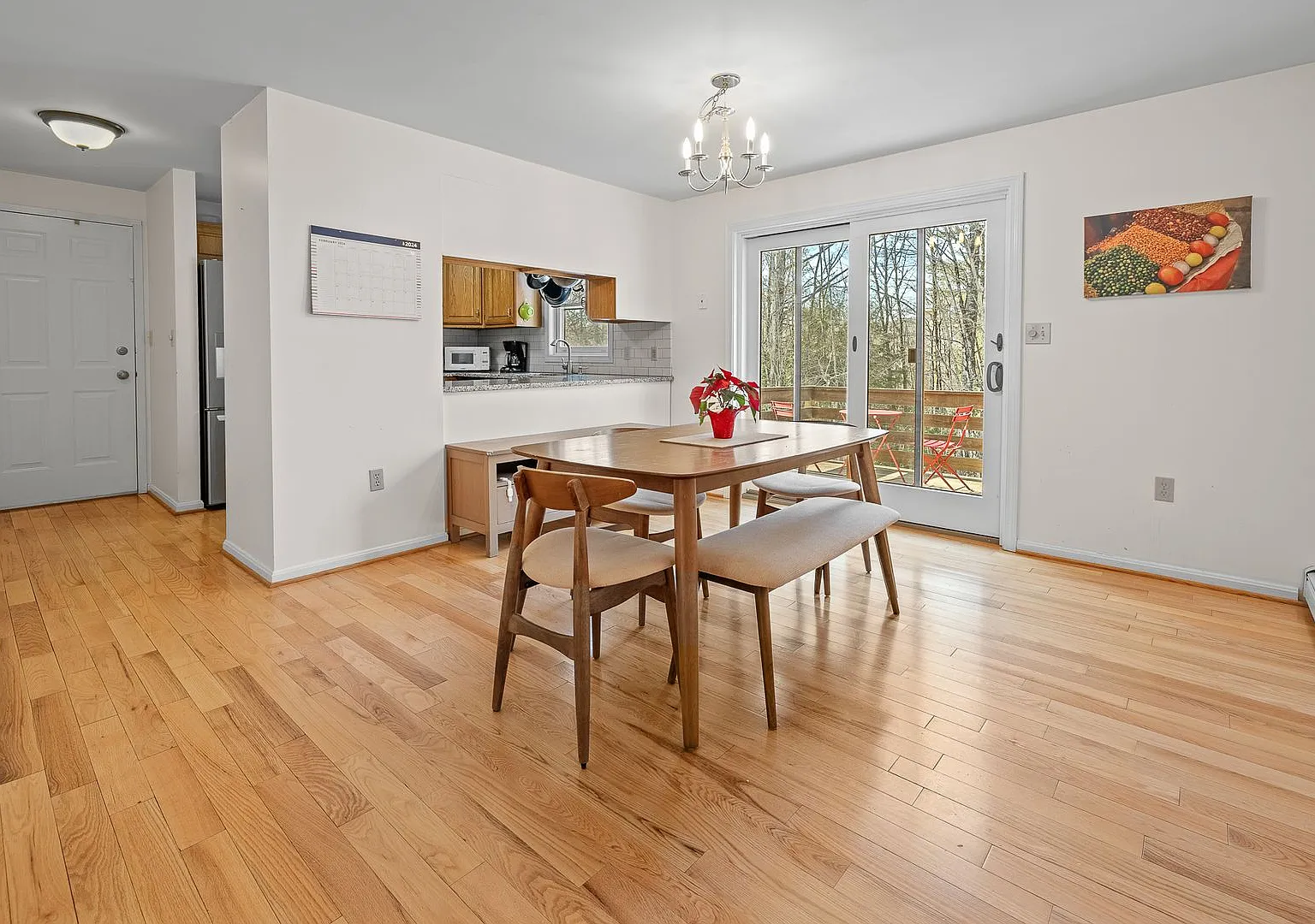 Spacious 3 bedroom, 2 1/2 bathroom duplex — Photo 3
