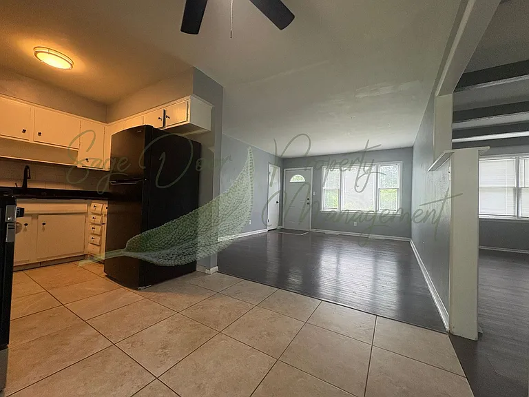 302 N Peck Dr — Photo 4