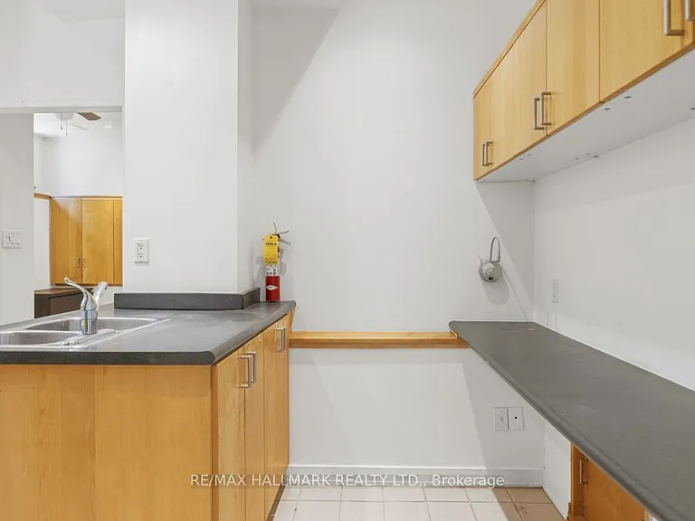 321 Palmerston Blvd #B — Photo 9