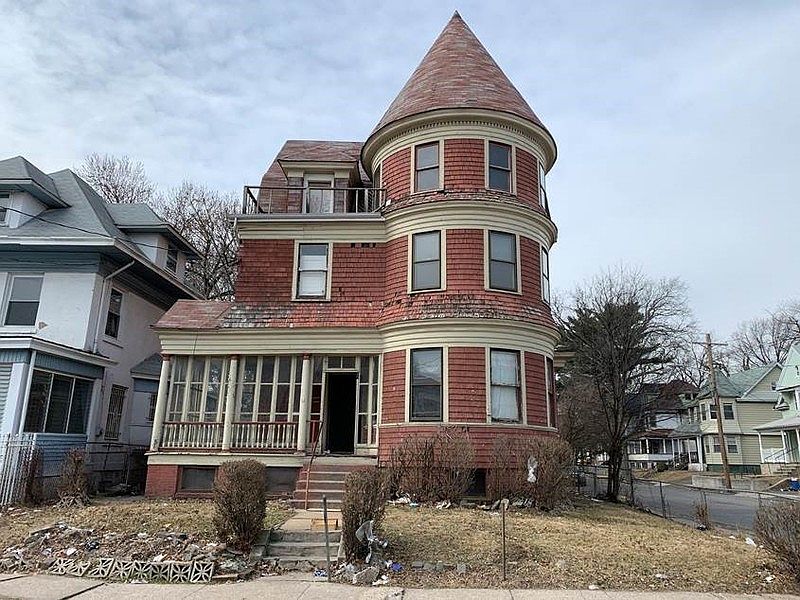 1st image of 61 Leslie St