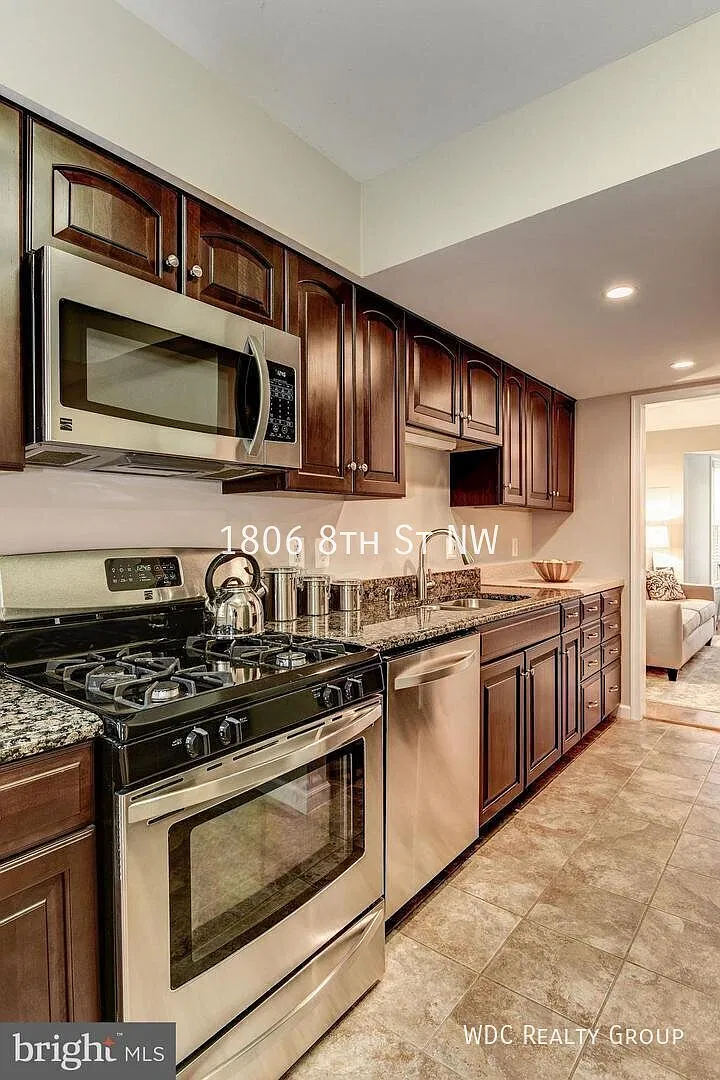 Victorian Rowhome for Lease! — Photo 3