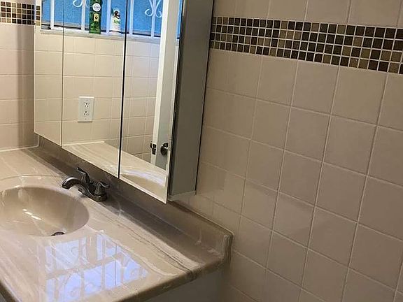 4th image of 1351 NE 191st St APT 119