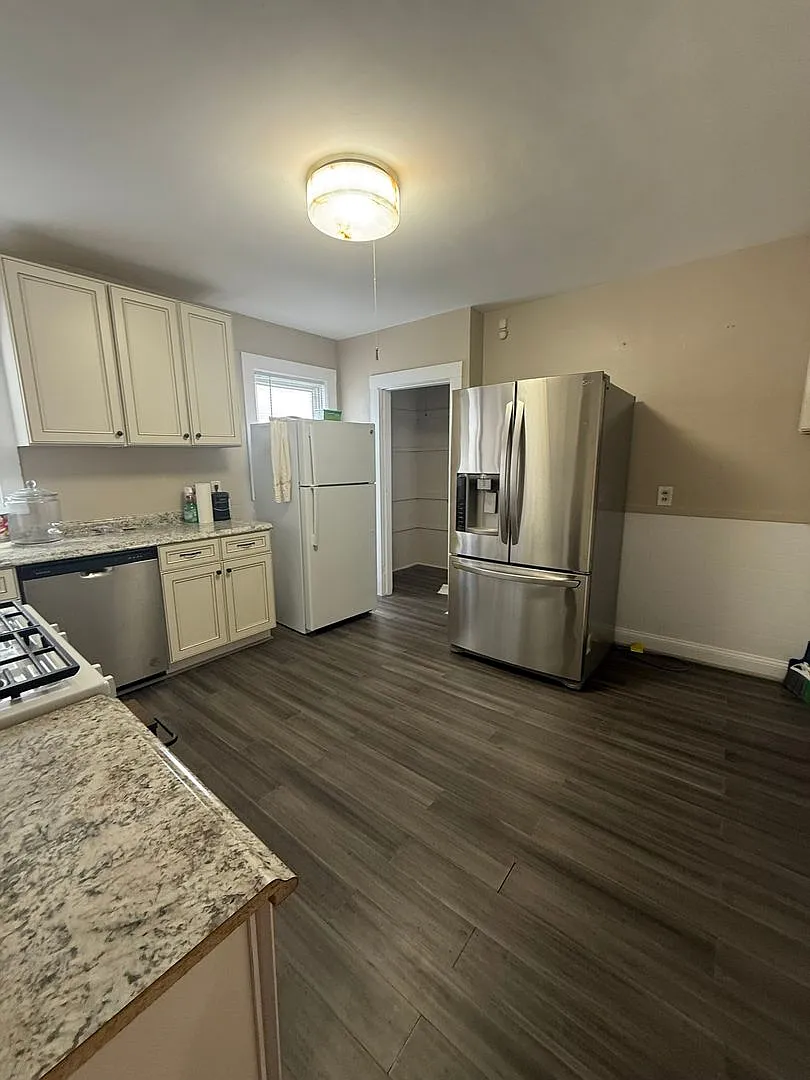 Updated 3 Bed 1 Bath in the Heart of Oak Square — Photo 2