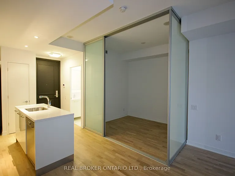 90 Park Lawn Rd #702 — Photo 3