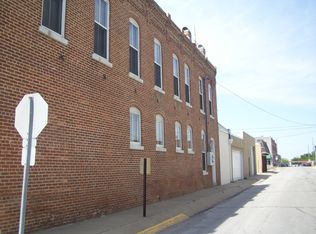 231 E 4th St, Carthage, MO 64836