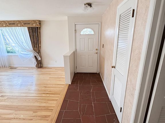 4th image of 2708 N Redway Rd