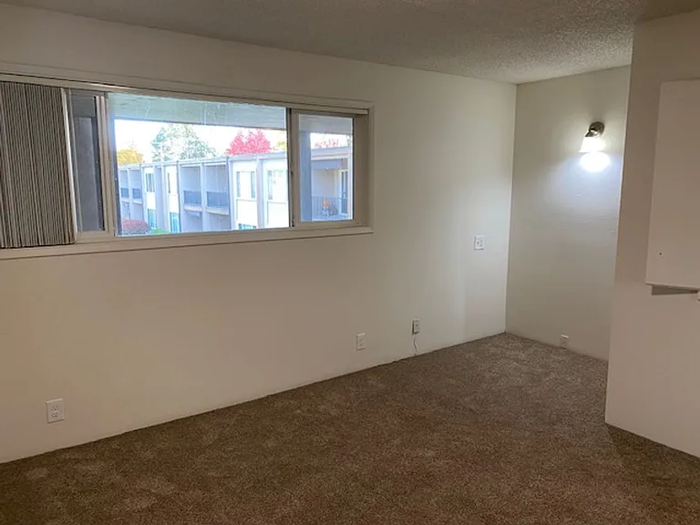 Southgate Apartments — Photo 19