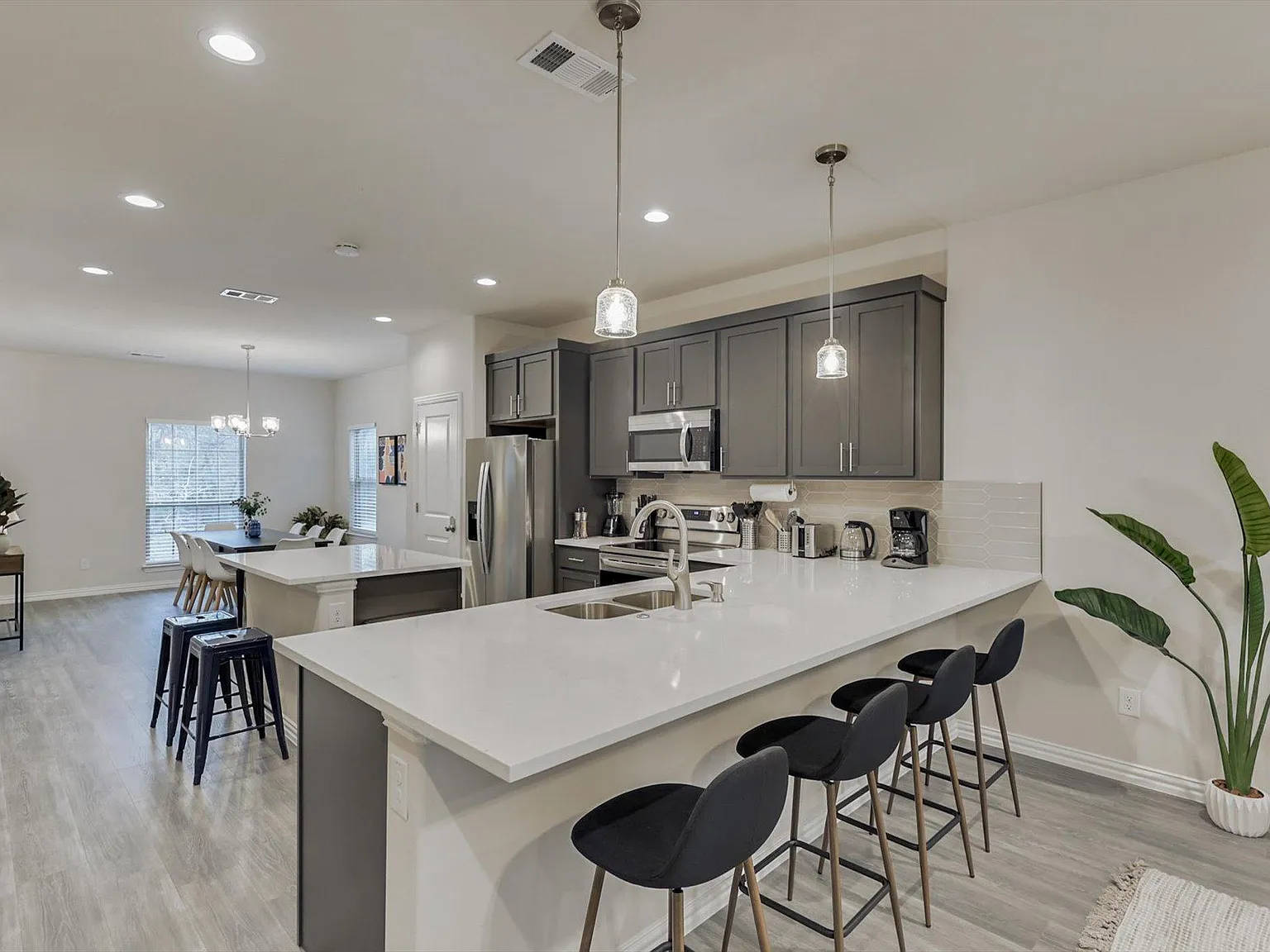 4 bed, 1710 sqft, $7,750 — Photo 3
