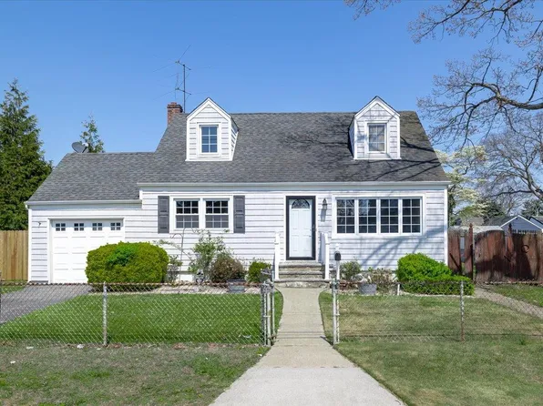 656 N Delaware Avenue, Lindenhurst, NY 11757