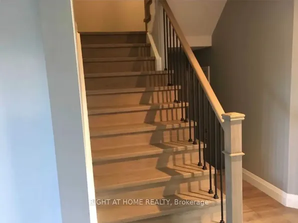 28 Bloomington Dr, Cambridge, ON N1P 1J4