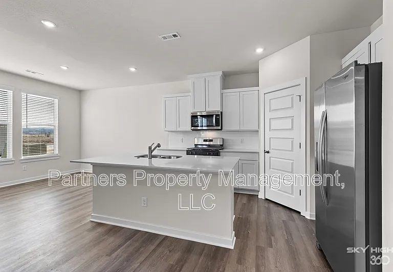 289 S Neon Ave — Photo 3