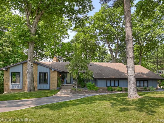 4554 Tanbark St, Bloomfield Hills, MI 48302