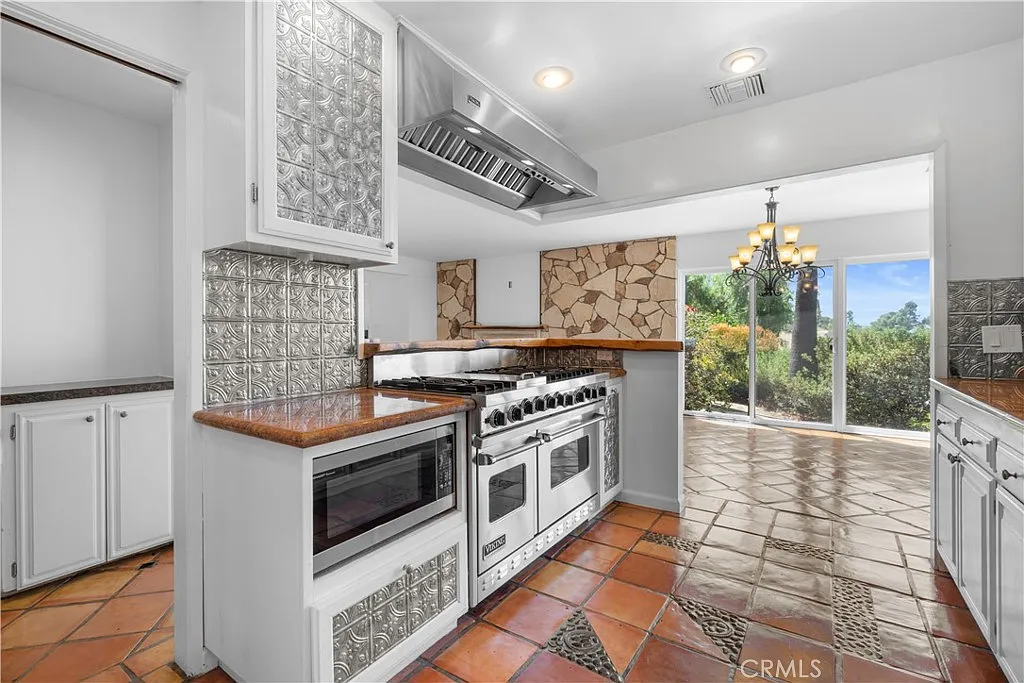 4 bed, 2.5 bath, 1718 sqft, $6,895 — Photo 3
