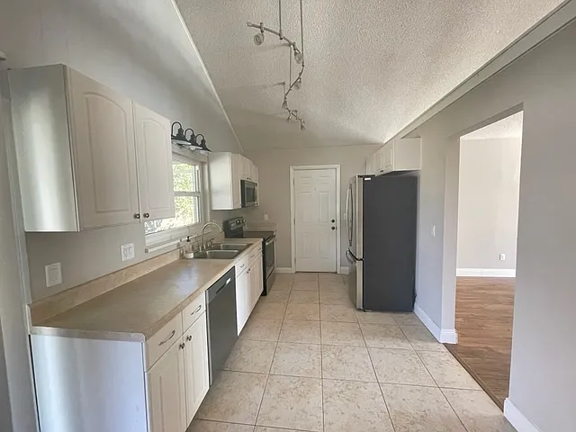 Spacious 3BR/2BA Deltona Rental with Screened Patio & Large Backyard — Photo 2