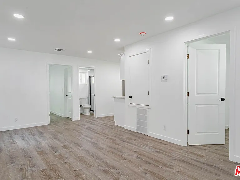 253 S Catalina Ave — Photo 9