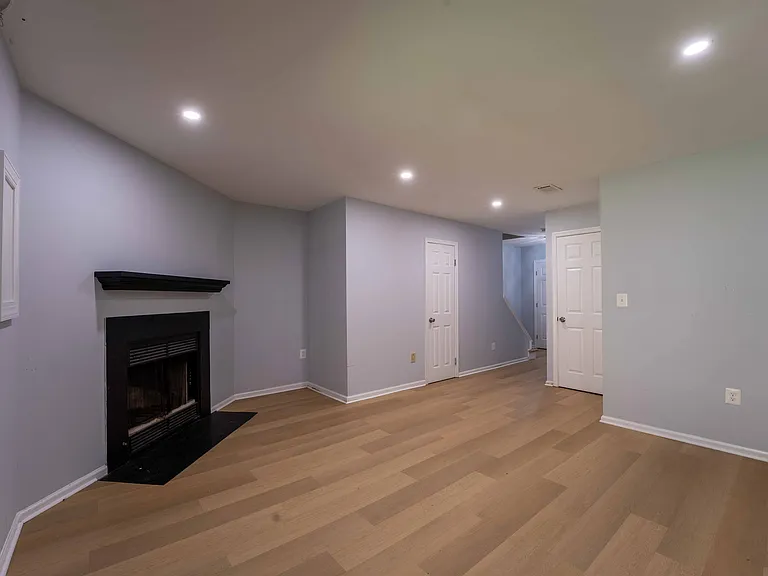 18246 Fox Chase Cir — Photo 2