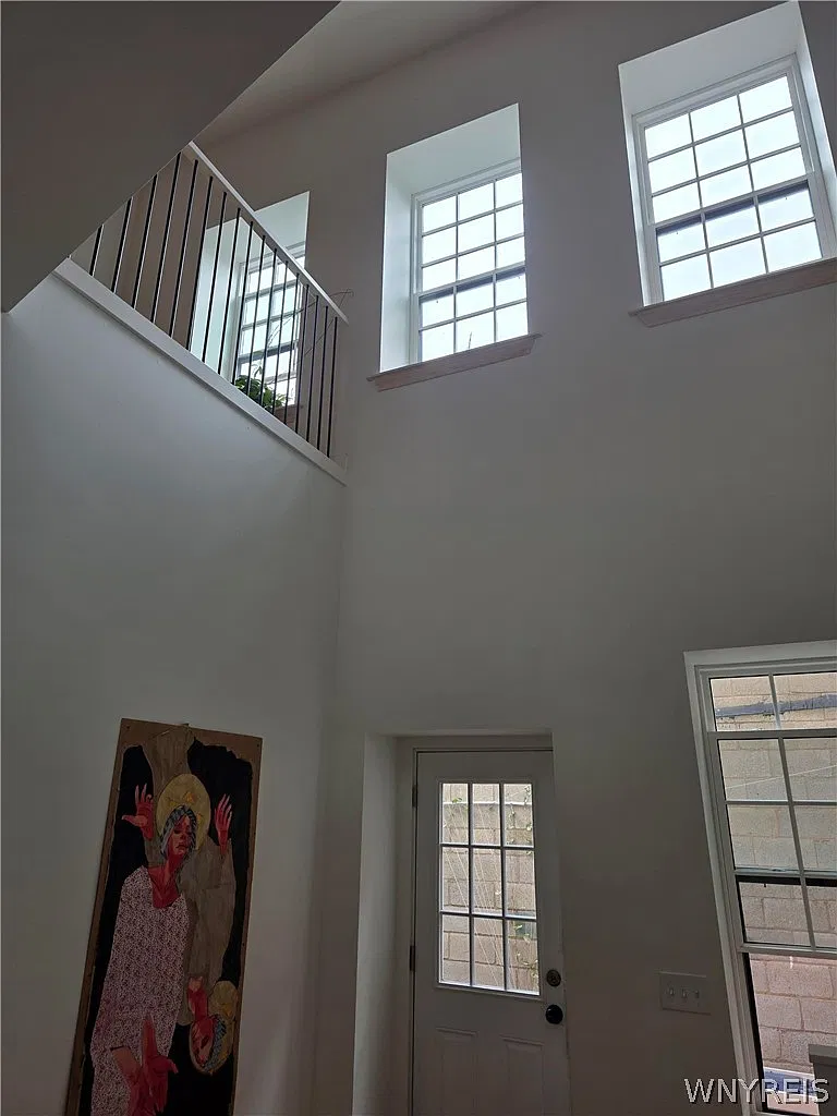 1 bed, 1.0 bath, 1600 sqft, $1,900 — Photo 2