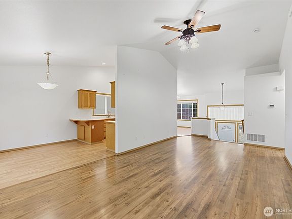 4th image of 12825 121st Avenue E