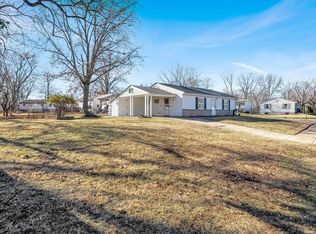 910 Daniel Boone Dr, Florissant, MO 63031
