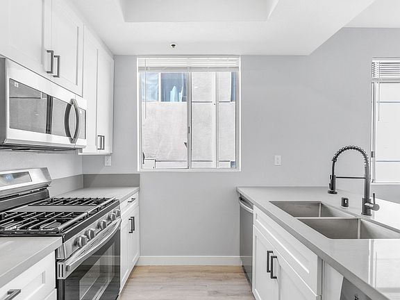 5th image of 1526 S Shenandoah St APT 102