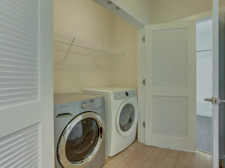909 Perry St — Photo 36