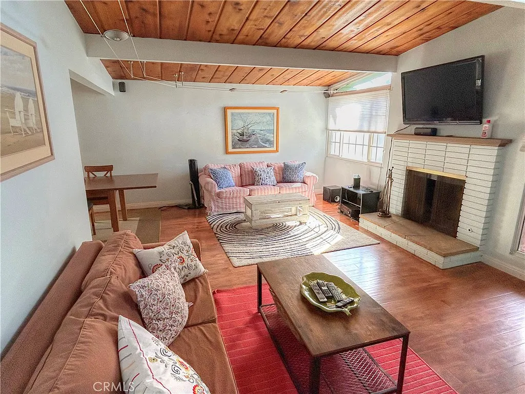3 bed, 1328 sqft, $4,550 — Photo 3