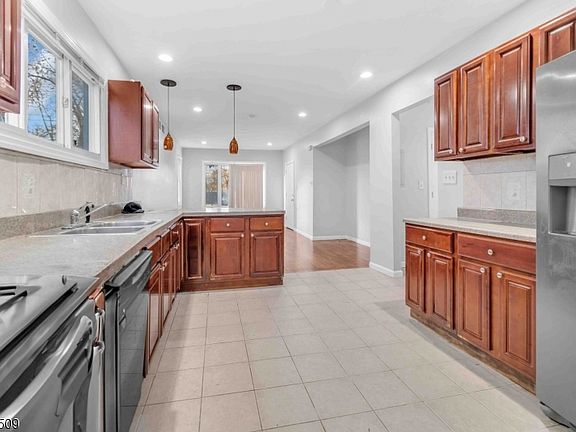 4th image of 110 S Devine St