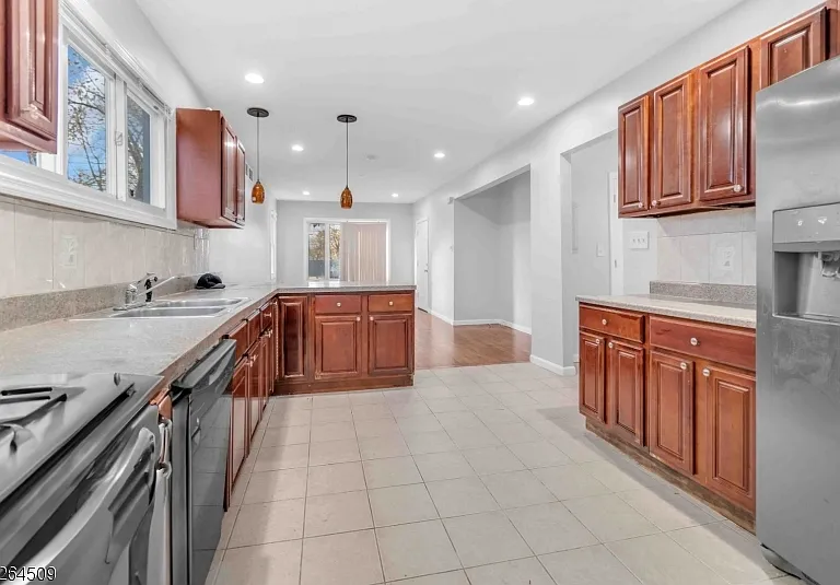 110 S Devine St — Photo 4