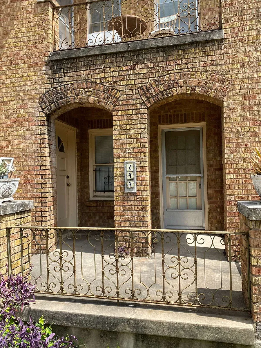 Building Photo - 247 E Lullwood Ave #FRONT