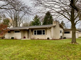 9095 N Rexleigh Dr, Bayside, WI 53217